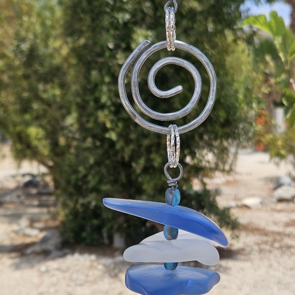 Hand Crafted Vintage clear/ blue glass with hammered stainless and silver chain - Picture 6 of 6